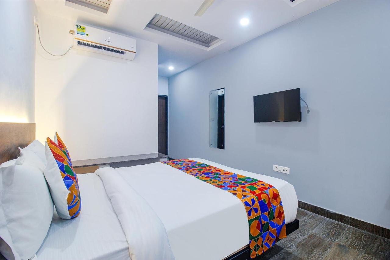 Fabhotel W Grand Suites - Nr Lanco Hills, Manikonda Хайдарабад Экстерьер фото