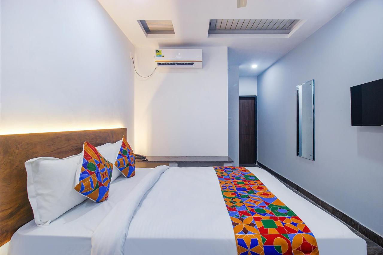 Fabhotel W Grand Suites - Nr Lanco Hills, Manikonda Хайдарабад Экстерьер фото